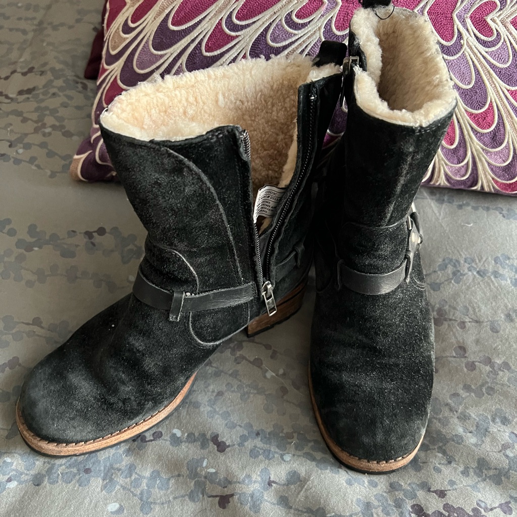 Ugg Women’s Brown Suede Sherpa Fur Lined Boots